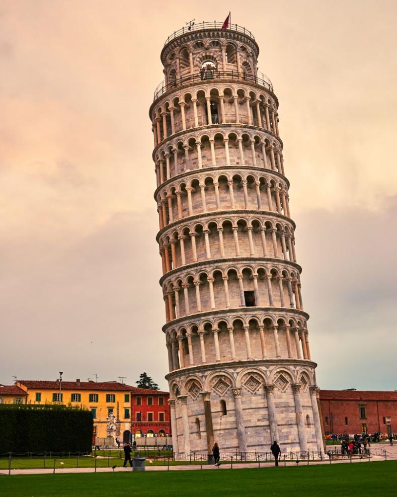 Leaning tower. Пизанская башня (Бонанно Пизано). Мартин Парр Пизанская башня. Пизанская башня в Новосибирске. Пизанская башня Рязанской области.